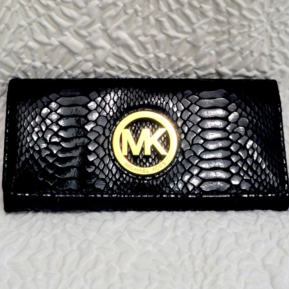 🪷Micheal Kors Fulton Python Wallet - Picture 3 of 11